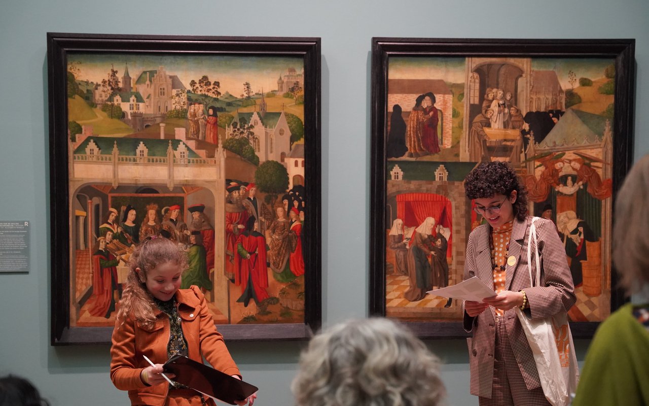 Cherylia van Take pART geeft een rondleiding in het Dordrechts Museum. Zij tekent samen met een kind iets voor een kunstwerk.