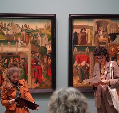 Cherylia van Take pART geeft een rondleiding in het Dordrechts Museum. Een enthousiaste vrouw tekent samen met een kind iets voor een kunstwerk.