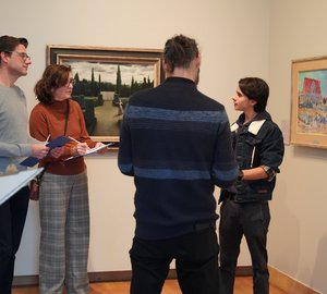 Take pARTner Hans geeft een rondleiding.
