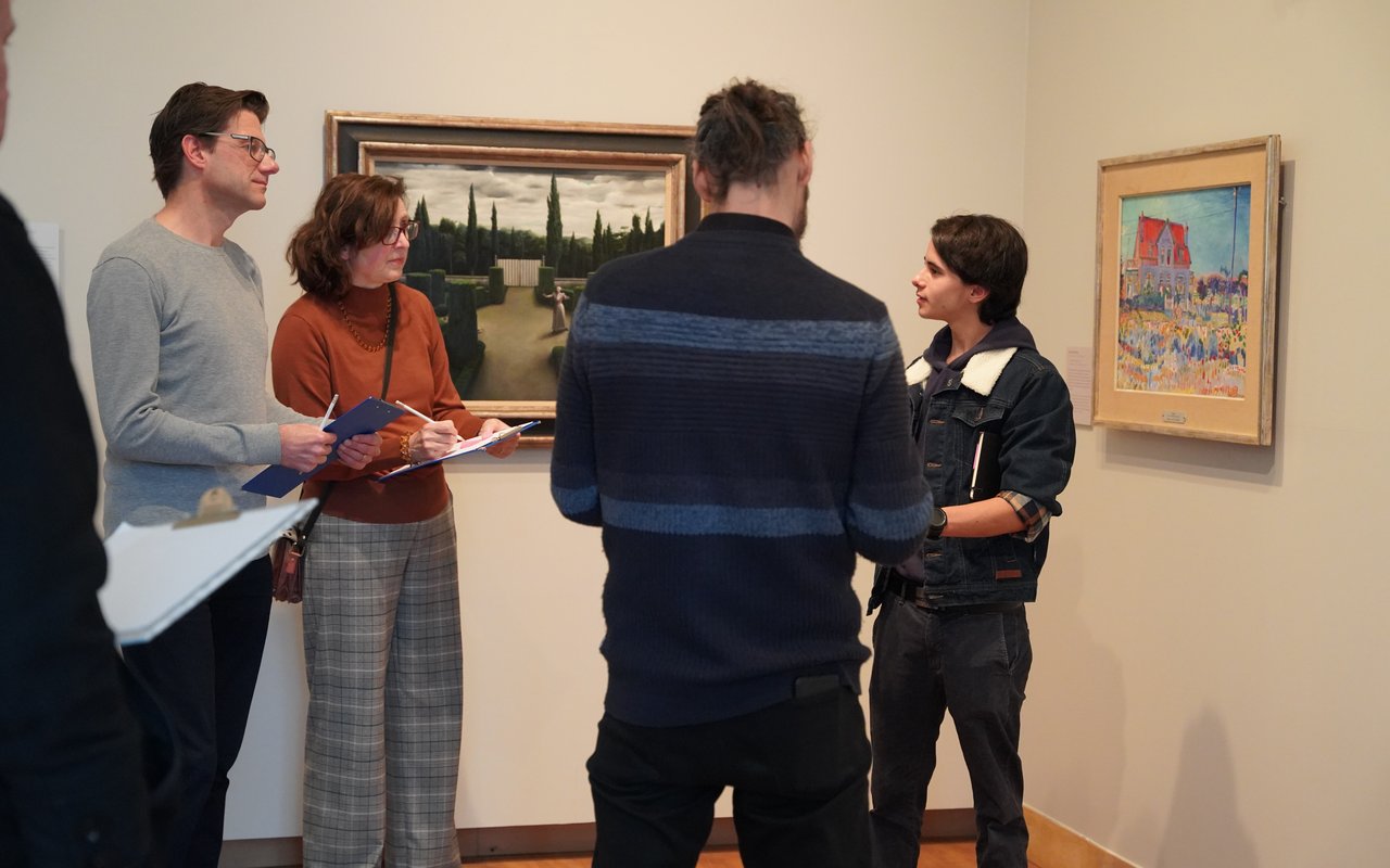 Hans geeft een Take pART Tour door het museum.