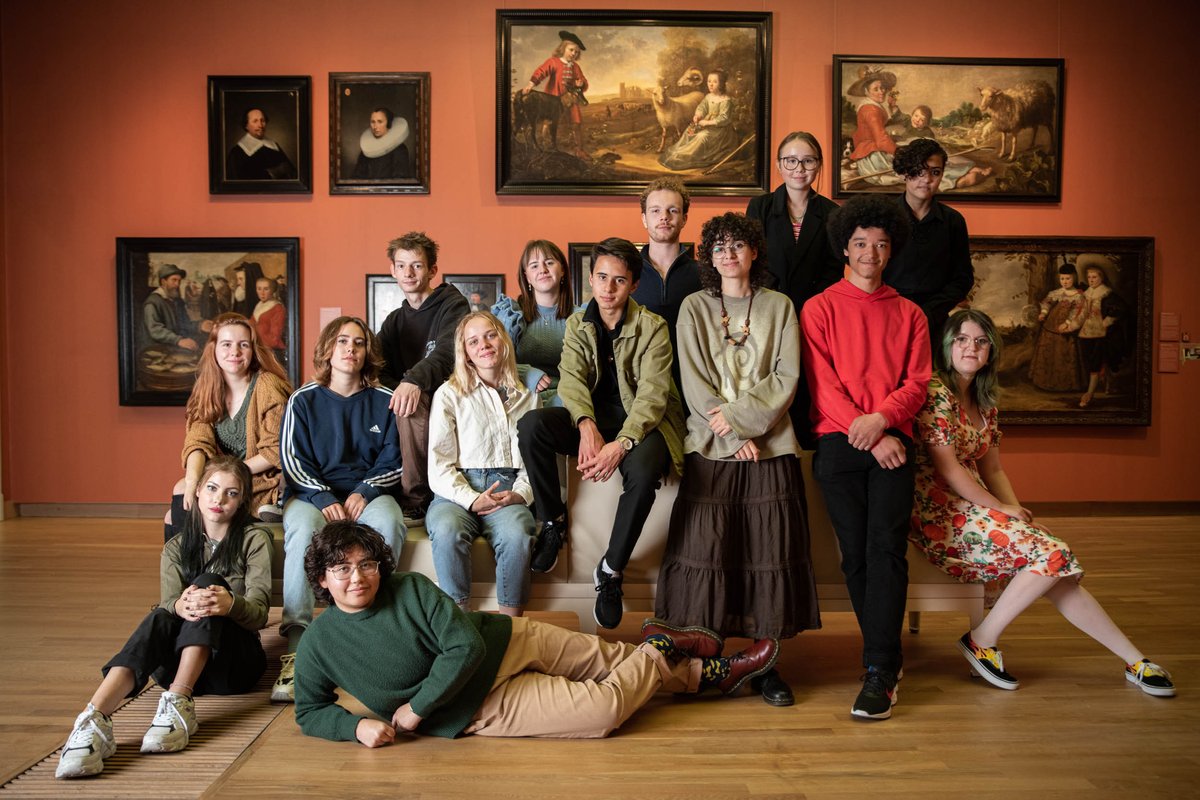 Vijftien jongeren staan als groep op de foto in een zaal van Dordrechts Museum.