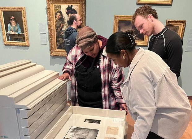 Jongereninitiatief Beeldbrekers krijgen een tour door het Dordrechts Museum van het eigen jongereninitiaief Take pART.